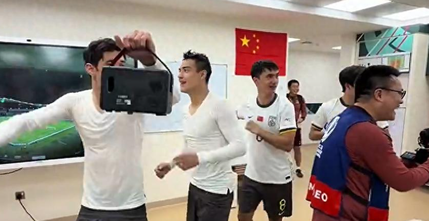 AG体育官方入口-国足3-0大胜越南！看看更衣室都如何庆祝，安东尼奥直接跳上桌子