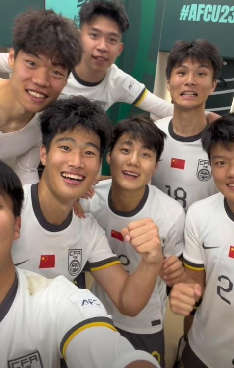 AG体育官方入口-国足3-0大胜越南！看看更衣室都如何庆祝，安东尼奥直接跳上桌子
