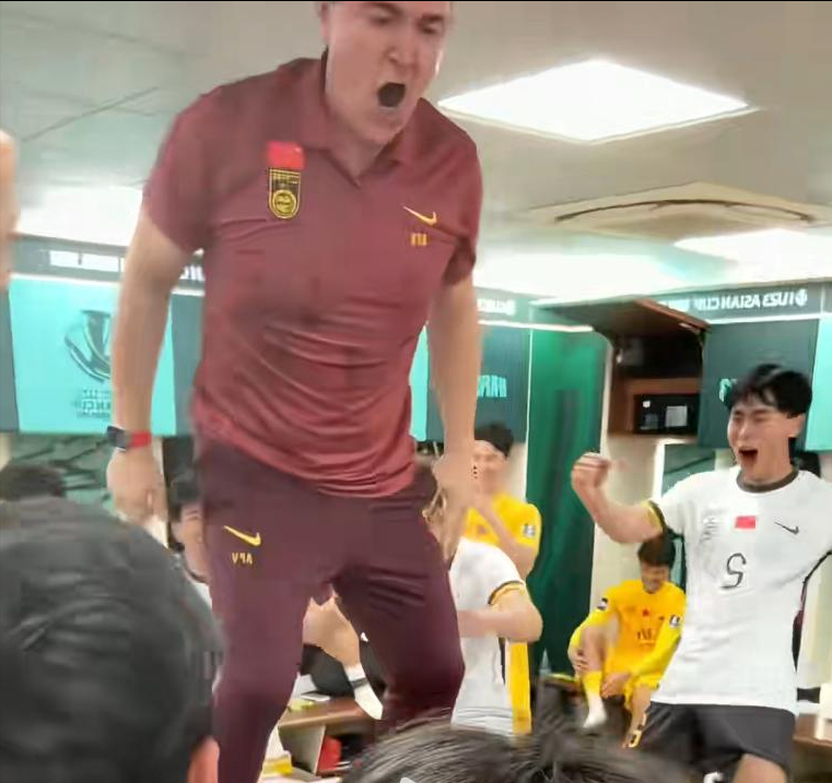 AG体育官方入口-国足3-0大胜越南！看看更衣室都如何庆祝，安东尼奥直接跳上桌子