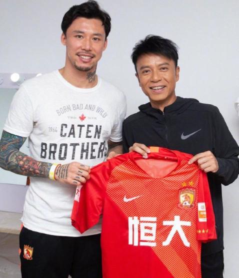 AG体育app下载-李克勤晒与张琳芃合影：上海工作+好友相聚，很开心