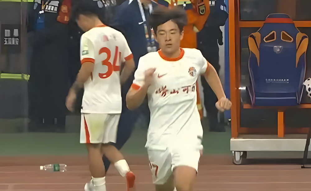 AG体育官方入口-“中超神童”被盯上了！南美球探：习惯低头带球，阅读比赛稚嫩